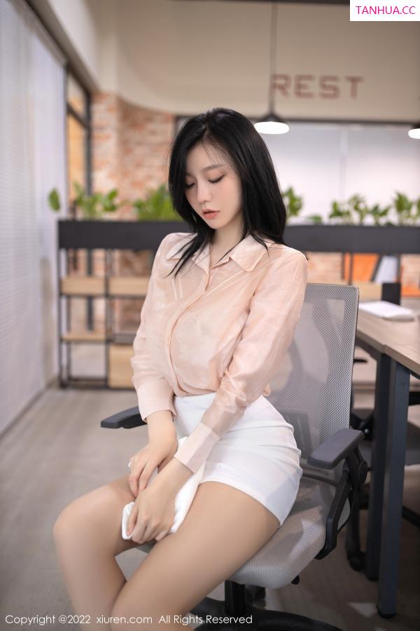 安然Maleah  [XiuRen]高清写真图 2022.12.06 No.5960 安然anran 短裙美腿第33张图片